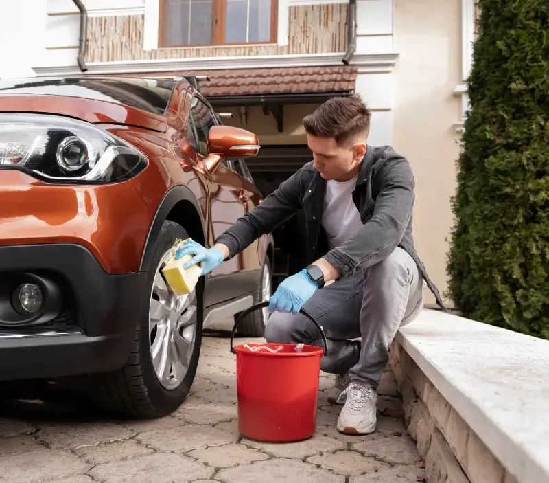 Lavage auto à domicile Châteauneuf-les-Martigues : professionnel intervenant sur un véhicule